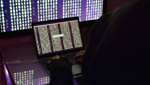 Строчки с цифрами на экранах компьютера и ноутбука - Sputnik Азербайджан