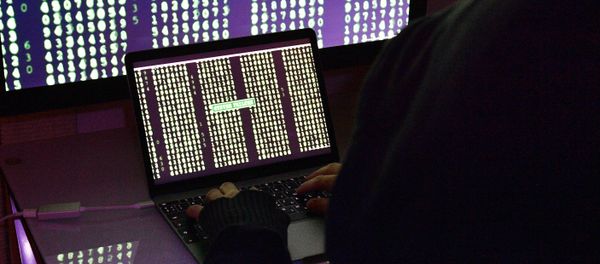 Строчки с цифрами на экранах компьютера и ноутбука - Sputnik Азербайджан