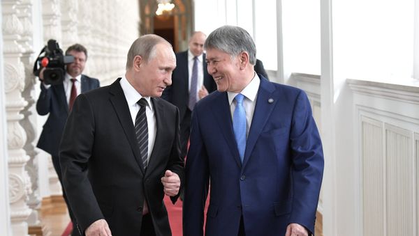 Президент РФ Владимир Путин и президент Киргизии Алмазбек Атамбаев (справа) перед переговорами - Sputnik Азербайджан