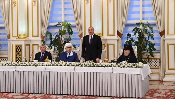 Президент Ильхам Алиев принял участие в ифтаре по случаю священного месяца Рамазан - Sputnik Азербайджан