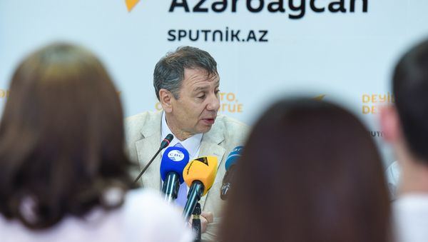 Российский политолог, член Общественной палаты РФ Сергей Марков в Мультимедийном пресс-центре Sputnik Азербайджан - Sputnik Азербайджан