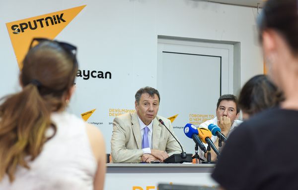 Российский политолог, член Общественной палаты РФ Сергей Марков в Мультимедийном пресс-центре Sputnik Азербайджан - Sputnik Азербайджан