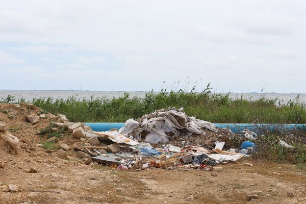 Житель поселка: Вроде живем на берегу моря. Но вы же сами чувствуете эту вонь…. - Sputnik Азербайджан