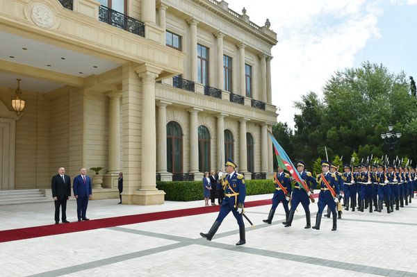 Отряд почетного караула проходит перед президентами Азербайджана и Молдовы - Sputnik Азербайджан