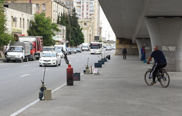 Сотни мужчин, каждый день стекаются под автомобильный мост вместе со своими инструментами - Sputnik Азербайджан