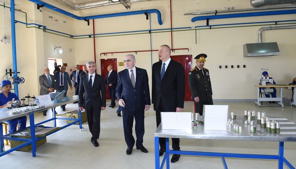Президент Ильхам Алиев знакомится с производственным процессом на заводе ПО Шарг министерства оборонной промышленности АР по производству боевых частей к гранатомету MSGL40 40х46 миллиметров  - Sputnik Азербайджан