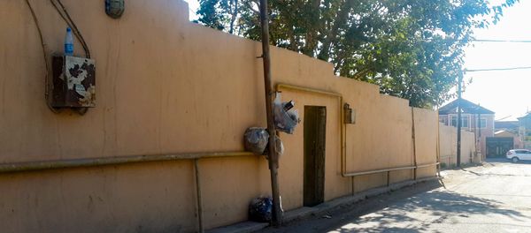 Пакеты с мусором на заборе одного из домов по улице Фирдовси Велиева в Бинагадинском районе - Sputnik Азербайджан