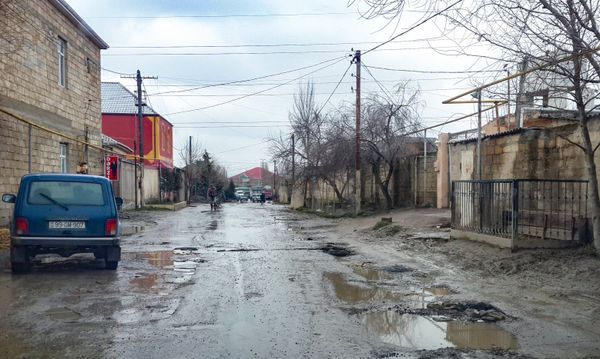 После дождей улица становится непроходимой из-за грязи и луж - Sputnik Азербайджан