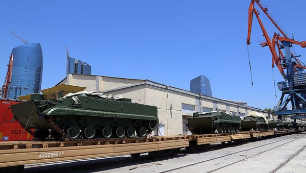 Партия российской военной техники, прибывшая в порт в Баку - Sputnik Азербайджан