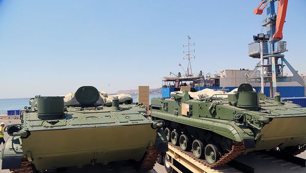 Партия российской военной техники, прибывшая в порт в Баку - Sputnik Азербайджан