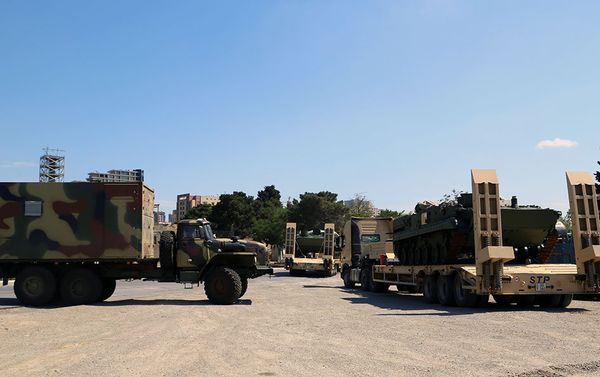 Партия российской военной техники, прибывшая в порт в Баку - Sputnik Азербайджан