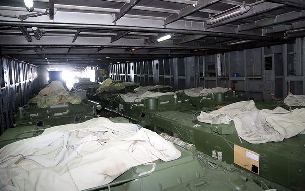 Партия российской военной техники, прибывшая в порт в Баку - Sputnik Азербайджан