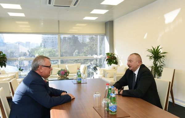 Президент Ильхам Алиев принял президента, председателя правления Банка ВТБ - Sputnik Азербайджан