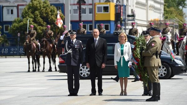 Президент Азербайджана посетил памятник Неизвестному солдату в Варшаве - Sputnik Азербайджан