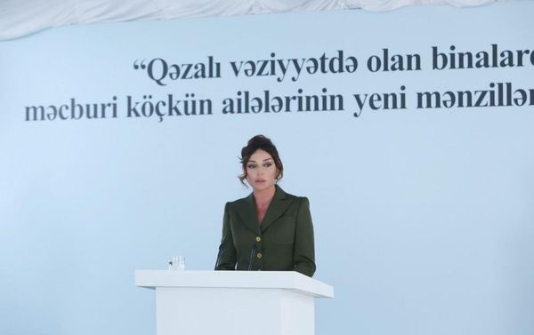 Первый вице-президент Азербайджана Мехрибан Алиева приняла участие в церемонии выдачи новых квартир семьям вынужденных переселенцев - Sputnik Азербайджан