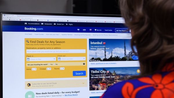 Девушка за просмотром сайта Booking.com - Sputnik Азербайджан
