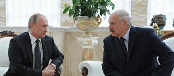 Президент России Владимир Путин и президент Белоруссии Александр Лукашенко во время беседы в Минске, 8 июня 2016 года - Sputnik Азербайджан