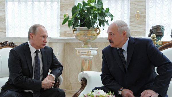 Президент России Владимир Путин и президент Белоруссии Александр Лукашенко во время беседы в Минске, 8 июня 2016 года - Sputnik Азербайджан