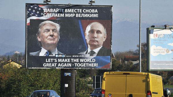 Билборд с изображениями президентов США и РФ Дональда Трампа и Владимира Путина, фото из архива - Sputnik Азербайджан