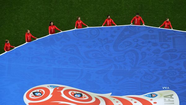 Логотип Кубка конфедераций FIFA 2017 на поле перед началом матча Кубка конфедераций-2017 по футболу между сборными Новой Зеландии и Португалии - Sputnik Азербайджан
