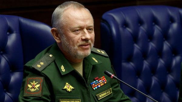 Заместитель министра обороны РФ Александр Фомин (на дальнем плане слева) во время брифинга для военных атташе - Sputnik Азербайджан