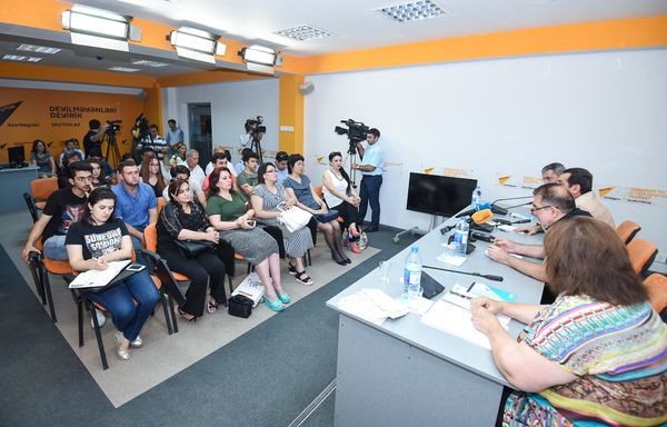 Пресс-конференция на тему Опасность утраты национальных ценностей беженцами и временными переселенцами и роль медиа - Sputnik Азербайджан