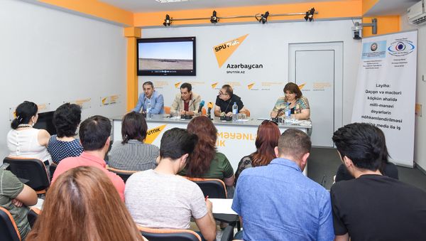 Пресс-конференция на тему Опасность утраты национальных ценностей беженцами и временными переселенцами и роль медиа - Sputnik Азербайджан