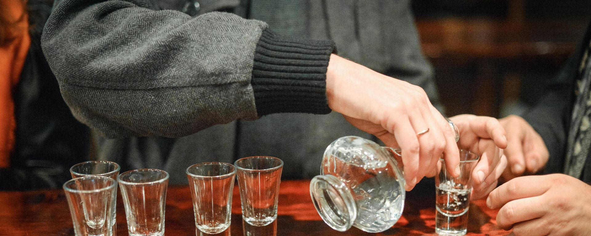 Мужчина разливает водку в пивном баре, фото из архива - Sputnik Азербайджан, 1920, 18.04.2021