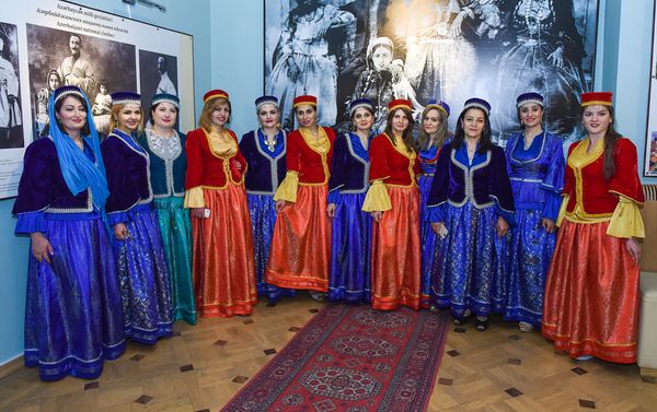 Презентация выставки Национальная одежда Азербайджана как она есть в Национальном музее истории Азербайджана Национальной академии наук - Sputnik Азербайджан