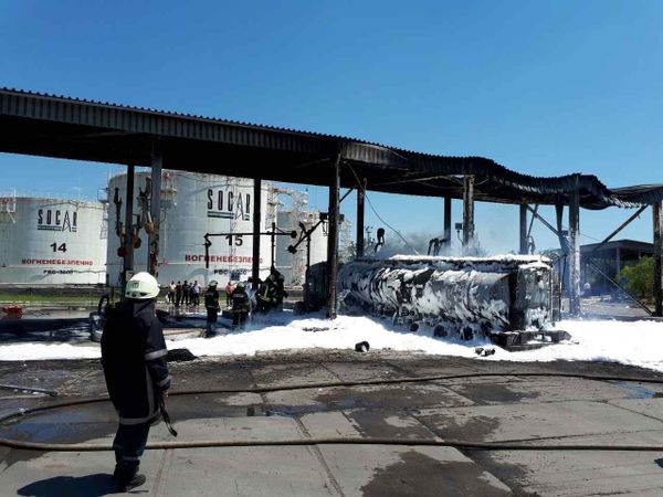Пожар на нефтебазе «Свитанок» в пригороде Одессы в поселке Усатово - Sputnik Азербайджан