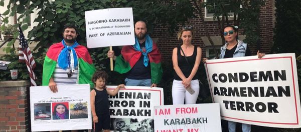 Акция протеста перед посольством Армении в Вашингтоне - Sputnik Азербайджан