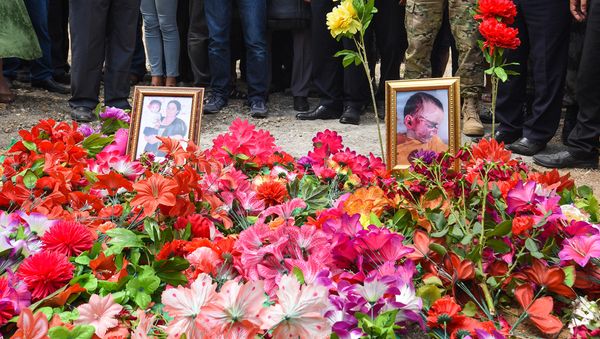 Могилы убитых армянскими ВС Сахибы Гулиевой и ее двухлетней внучки Захры - Sputnik Азербайджан