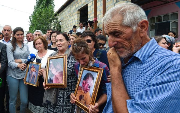 Жители села на церемонии поминовения убитых в селе Алханлы Сахибы Гулиевой и ее двухлетней внучки Захры - Sputnik Азербайджан