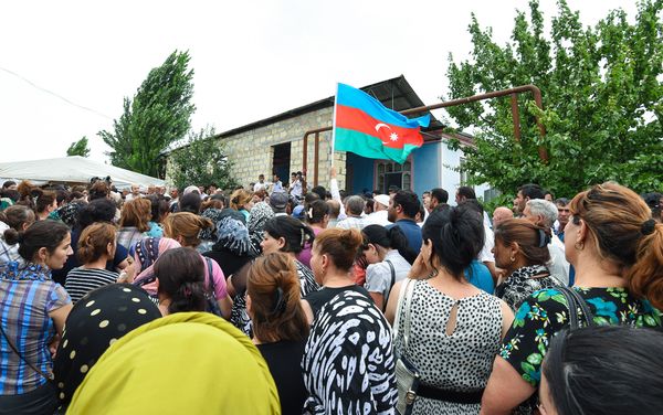 Жители села на церемонии поминовения убитых в селе Алханлы Сахибы Гулиевой и ее двухлетней внучки Захры - Sputnik Азербайджан