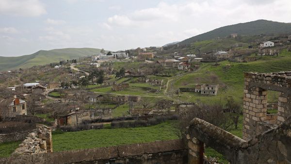 Населенный пункт в Нагорном Карабахе, фото из архива Населенный пункт в Нагорном Карабахе, фото из архива - Sputnik Азербайджан