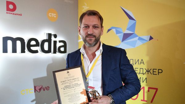 Заместитель главного редактора Sputnik Андрей Благодыренко с премией в номинации За выдающийся вклад в продвижение русскоязычного СМИ за пределами России - Sputnik Азербайджан