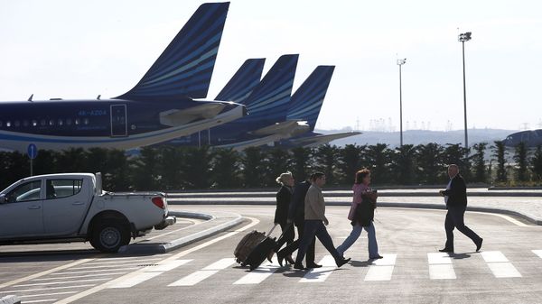 Пассажиры на территории аэропорта Гейдара Алиева в Баку Пассажиры на территории аэропорта Гейдара Алиева в Баку - Sputnik Азербайджан