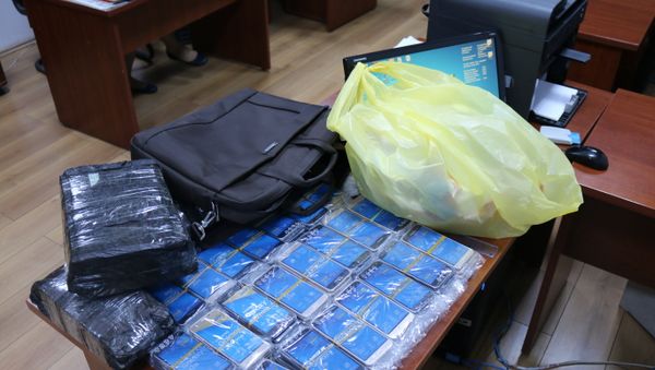 Мобильные телефоны, изъятые сотрудниками ГТК Азербайджана у контрабандистов - Sputnik Азербайджан