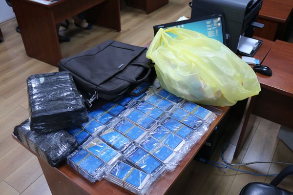 Мобильные телефоны, изъятые сотрудниками ГТК Азербайджана у контрабандистов  - Sputnik Азербайджан