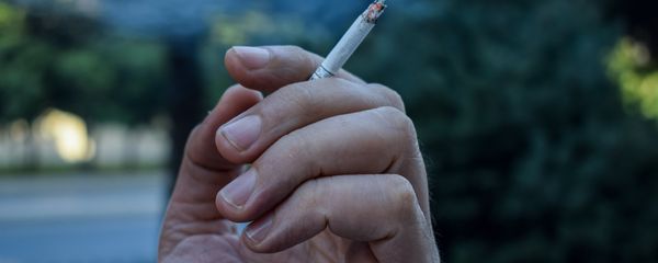 Мужчина курит сигарету, фото из архива - Sputnik Азербайджан