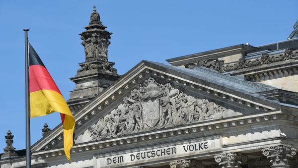 Флаг Германии перед зданием Бундестага в Берлине, фото из архива - Sputnik Азербайджан