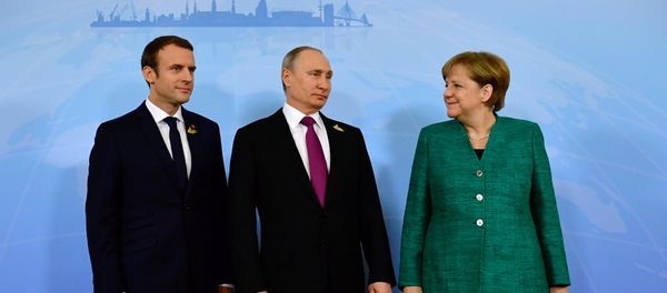 Президент Франции Эммануэль Макрон, президент России Владимир Путин и канцлер Германии Ангела Меркель (слева направо) перед встречей в Гамбурге, Германия, 8 июля 2017 года - Sputnik Азербайджан