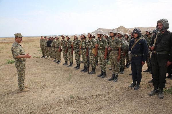 Генерал-полковник Закир Гасанов в воинской части, дислоцированной на передней линии обороны - Sputnik Азербайджан