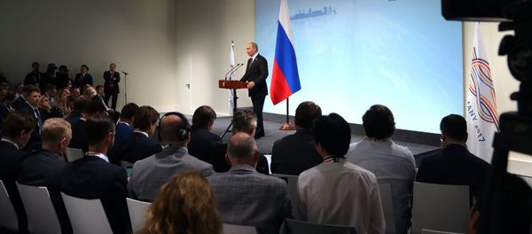 Президент РФ Владимир Путин во время пресс-конференции по итогам саммита лидеров Группы двадцати G20 в Гамбурге, 8 июля 2017 года - Sputnik Азербайджан
