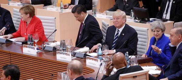 Лидеры стран в ходе первой рабочей сессии G20 в Гамбурге, Германия, 7 июля 2017 года - Sputnik Азербайджан