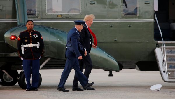 Трамп тщетно пытался вернуть солдату сорванную ветром фуражку - Sputnik Азербайджан