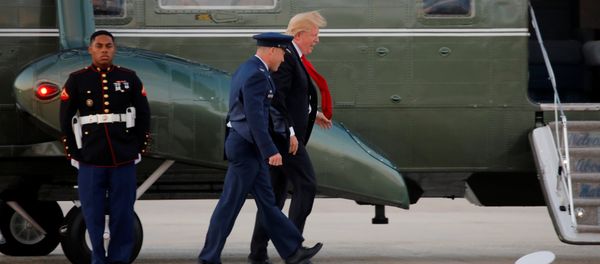Трамп тщетно пытался вернуть солдату сорванную ветром фуражку Трамп тщетно пытался вернуть солдату сорванную ветром фуражку - Sputnik Азербайджан