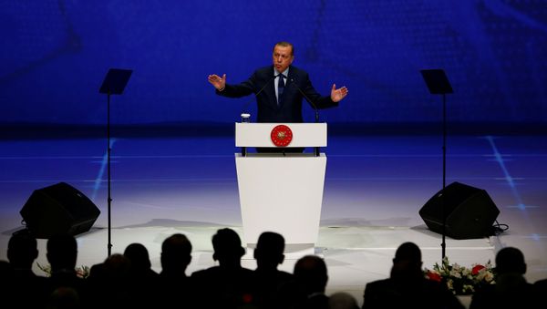 Президент Турции Реджеп Тайип Эрдоган во время выступления на 22-м Всемирном нефтяном конгрессе в Стамбуле - Sputnik Азербайджан