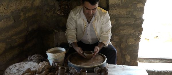 Легким движением руки галинский мастер превращает комок глины в шедевр Легким движением руки галинский мастер превращает комок глины в шедевр - Sputnik Азербайджан