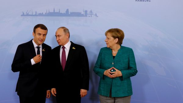 Президент Франции Эммануэль Макрон, президент России Владимир Путин и канцлер Германии Ангела Меркель - Sputnik Азербайджан